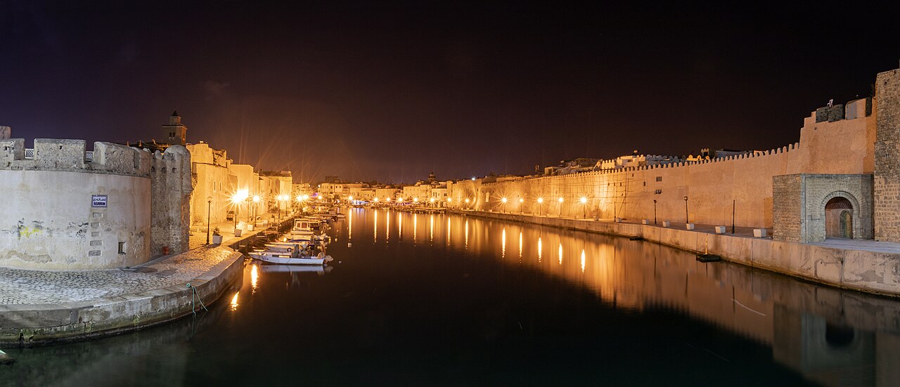 Vieux port de Bizerte illuminé la nuit