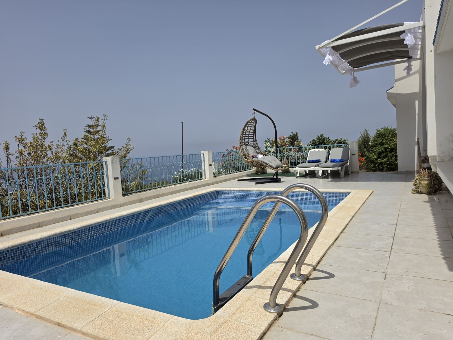 Piscine et panorama marin