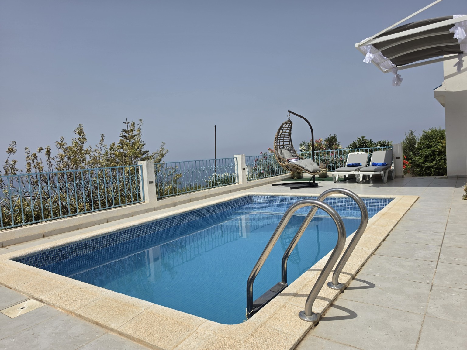 Terrasse de la piscine