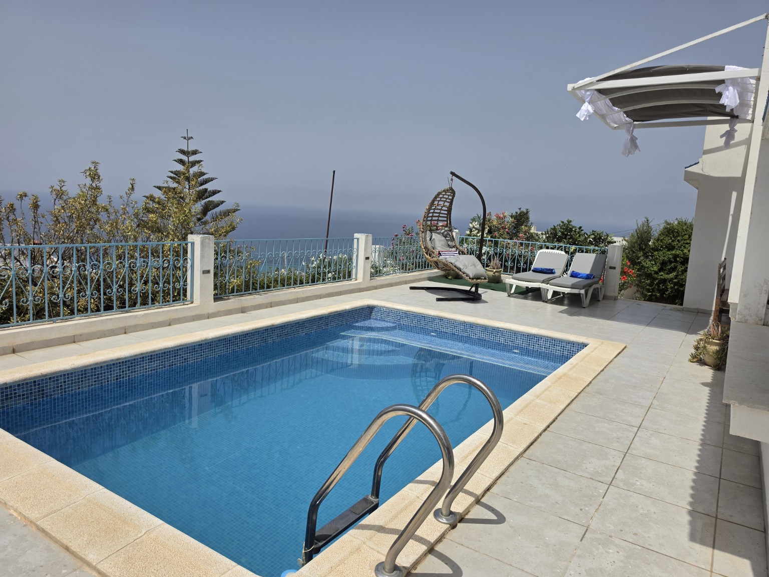 Piscine privée face à la mer
